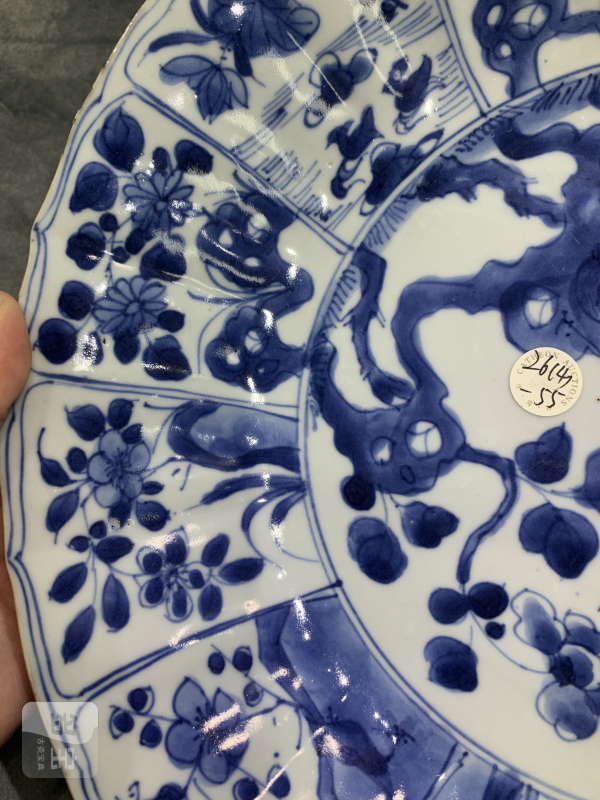 清康熙青花开光雉鸡牡丹纹花口大盘 - 图5